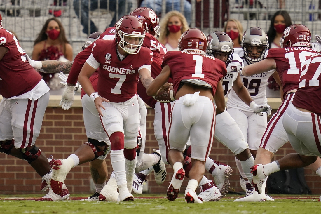 Sept 12, 2020, Norman, OK, USA; Oklahoma quarterback Spencer Rattler (7) hands off to Seth McGowan (1) who takes the ball in for a touchdown in the first half of an NCAA college football game against Missouri State Saturday, Sept. 12, 2020, in Norman, Okla.. Mandatory credit: Sue Ogrocki/Pool Photo via USA TODAY Sports