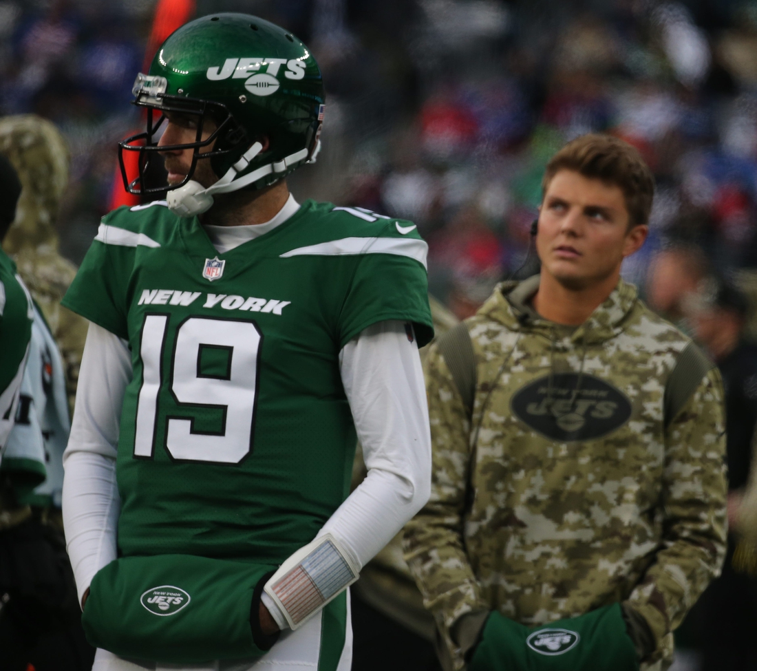Injured Jets quarterback Zach Wilson behind quarterback Joe Flacco on the sidelines in the second half. The Buffalo Bills beat the New York Jets 45-17 at Metlife Stadium in East Rutherford, NJ on November 14, 2021.

The Buffalo Bills Play The New York Jets At Metlife Stadium In East Rutherford Nj On November 14 2021