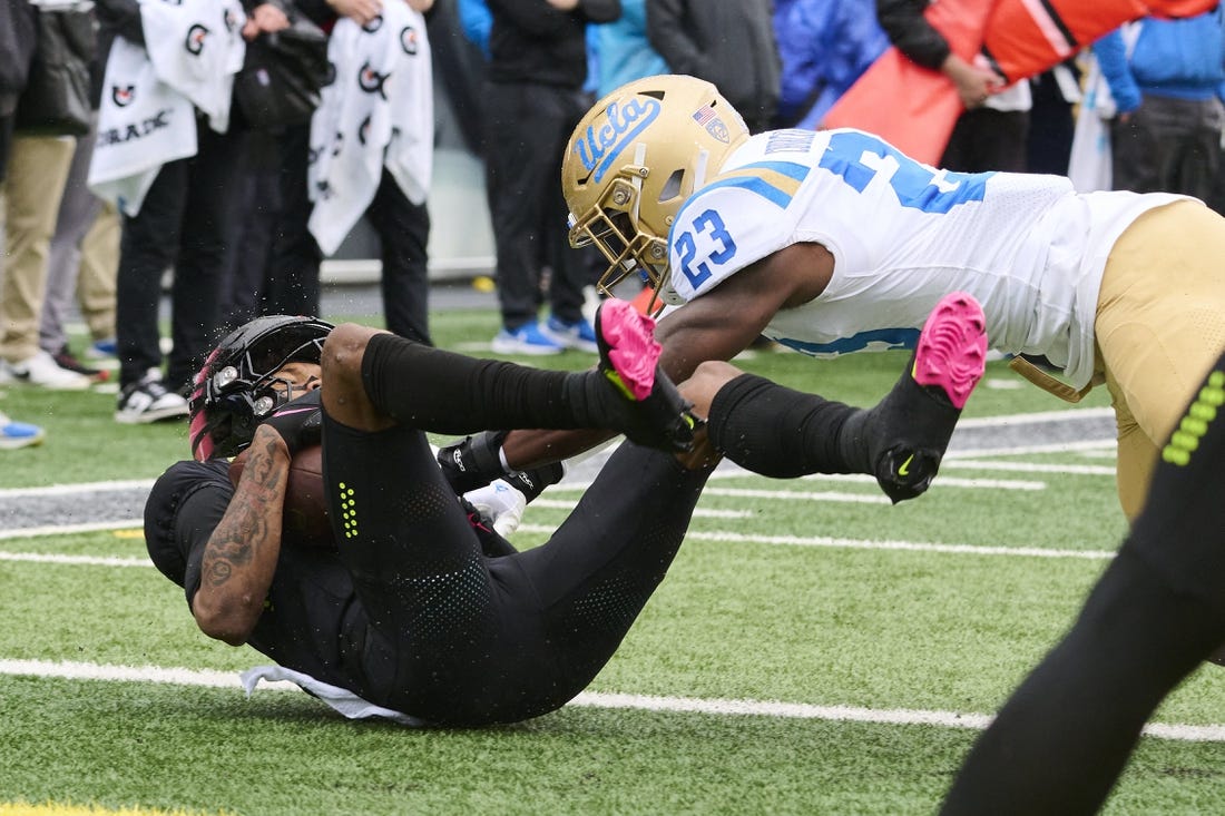 Oct 22, 2022; Eugene, Oregon, USA; Oregon Ducks wide receiver Troy Franklin (11) catches a touchdown pass during the first half against UCLA Bruins defensive back Kenny Churchwell III (23) at Autzen Stadium. Mandatory Credit: Troy Wayrynen-USA TODAY Sports