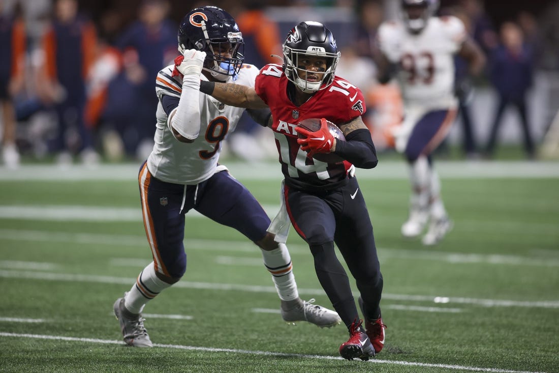 Nov 20, 2022; Atlanta, Georgia, USA; Atlanta Falcons wide receiver Damiere Byrd (14) makes a catch in front of Chicago Bears safety Jaquan Brisker (9) in the second quarter at Mercedes-Benz Stadium. Mandatory Credit: Brett Davis-USA TODAY Sports
