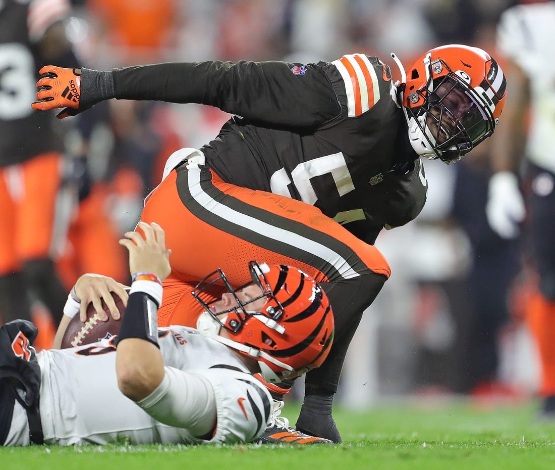 Browns linebacker Deion Jones celebrates as he gets up after sacking Bengals quarterback Joe Burrow during the second half Monday, Oct. 31, 2022, in Cleveland.

Brownsbengalsmnf 19