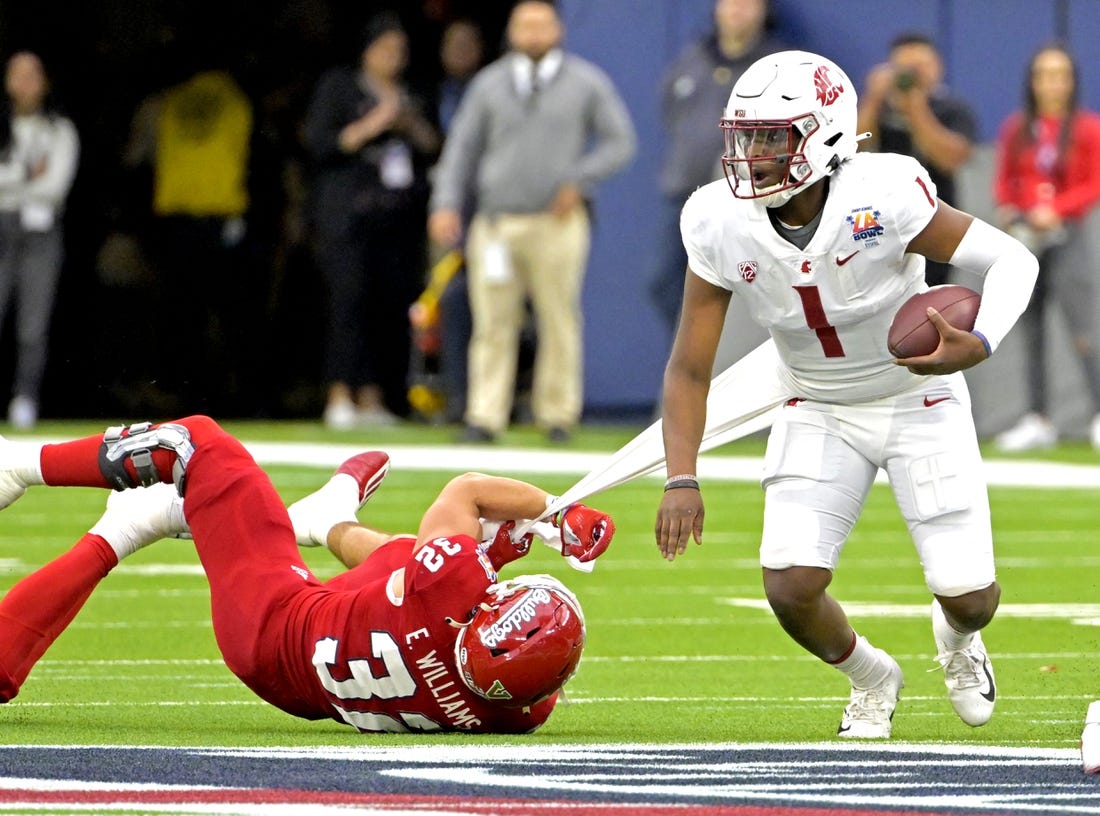 Dec 17, 2022; Inglewood, CA, USA;  Fresno State Bulldogs defensive back Evan Williams (32) pulls on the jersey of Washington State Cougars quarterback Cameron Ward (1) for a sack in the first half at SoFi Stadium. Mandatory Credit: Jayne Kamin-Oncea-USA TODAY Sports