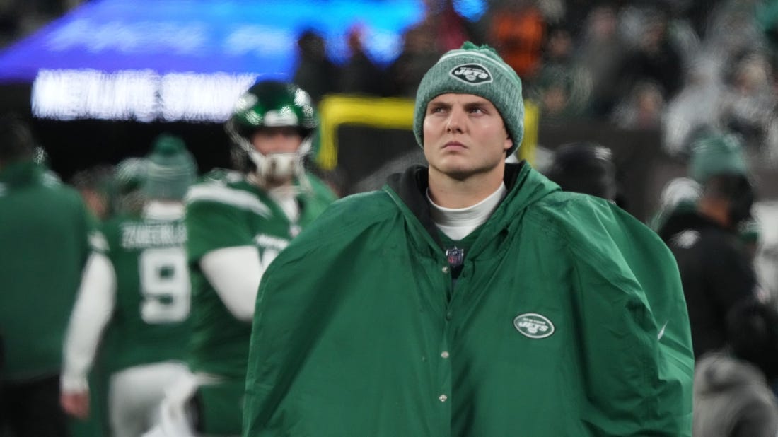 East Rutherford, NJ     December 3, 2023 -- Zach Wilson of the Jets on the sidelines, late in the second half. The Atlanta Falcons topped the NY Jets 13-8 at MetLife Stadium on December 3, 2023 in East Rutherford, NJ.